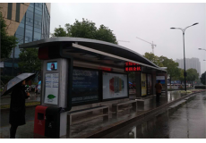 杭州智慧候車亭  多屏聯(lián)動，柔性光伏頂棚智慧候車亭