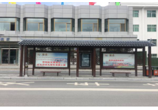 天祝LCD顯示屏候車亭，殼體采用復古樣式，貼合城市特色及滿足乘客需求